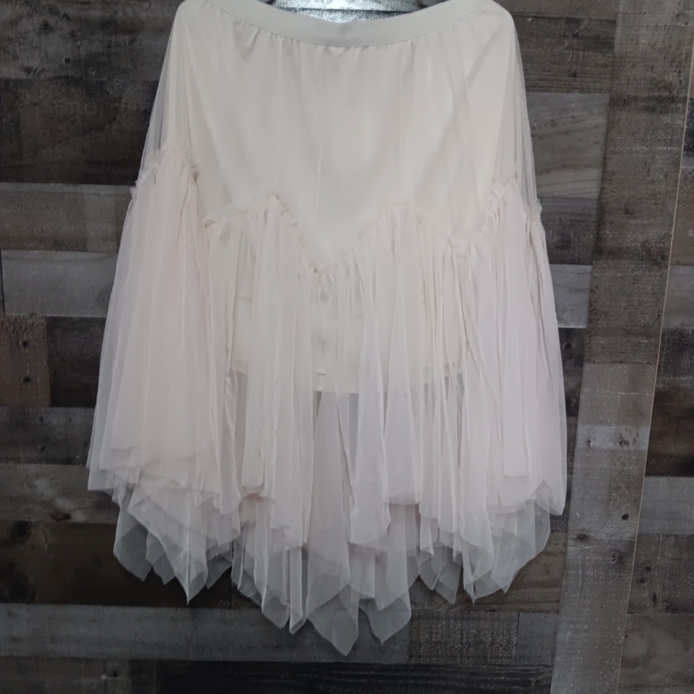 Elegant White Hi Low Layered Mesh Skirt - Picture 5 of 7